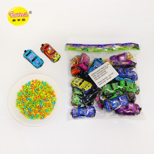 Faurecia-Rennwagenspielzeug mit bunten Süßigkeiten