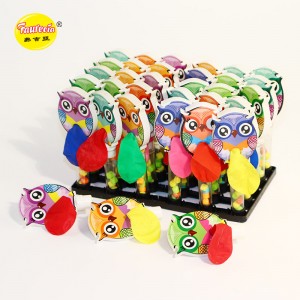Faurecia, o brinquedo modelo 'Coruja soprando balões' com doces coloridos