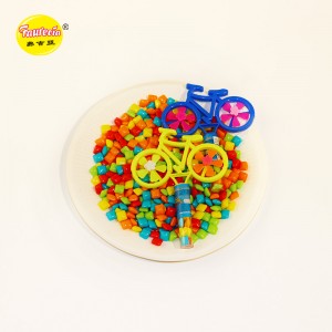 Brinquedo modelo de bicicleta com rodas giratórias Faurecia com doces coloridos