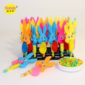 Faurecia, model „Smějícího se králíka foukajícího balónek“ s barevnými bonbóny