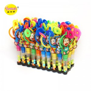 צעצוע מדגם Faurecia 'קוף כפיים' עם סוכריות צבעוניות