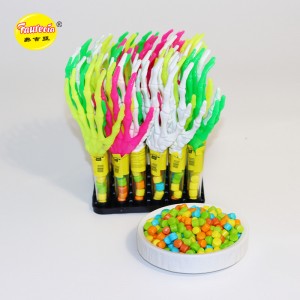 צעצוע בצורת יד רפאים של Faurecia עם ממתקים צבעוניים