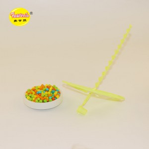 Faurecia igračka s propelerom s ručnim lansiranjem i šarenim slatkišima