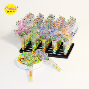 Faurecia model mainan unicorn dengan gula-gula berwarna-warni
