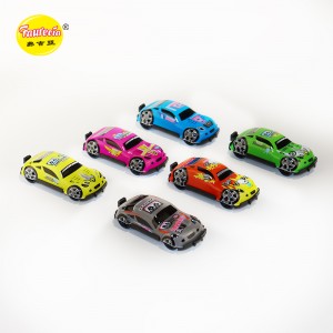Zabawkowy samochód wyścigowy Faurecia z kolorowymi cukierkami