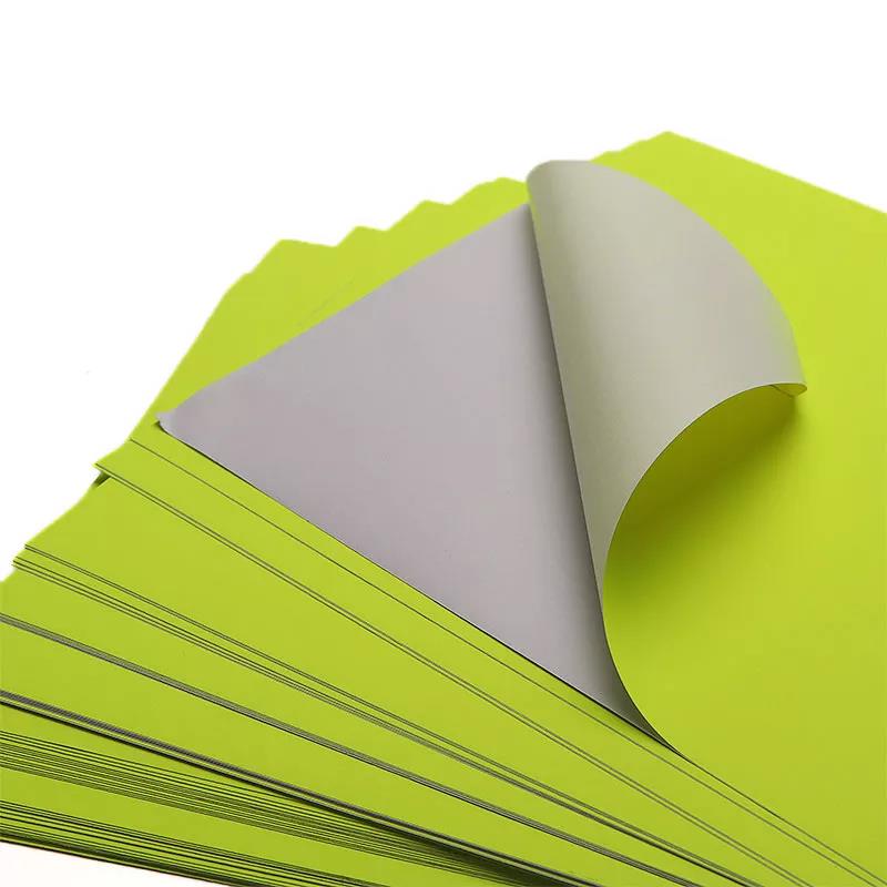 Ngjitëse me etiketa letre fluoreshente me ngjyra të ndezura Imazhi i veçuar
