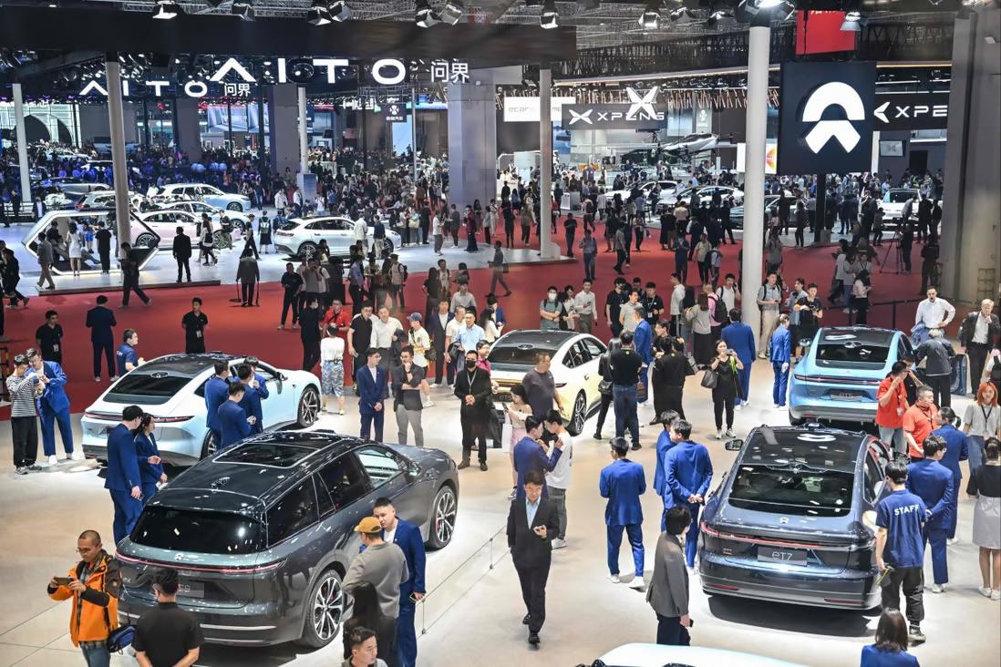 Kinijos elektromobilių šėlsmas lemia, kad automobilių gamintojų akcijos lenkia Hang Seng indeksą, nes karšti pardavimai nerodo jokių atšalimo ženklų