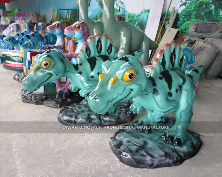 Show FP-2410 үчүн мультфильм динозаврдын спинозаврдын айнектен жасалган скульптуралары