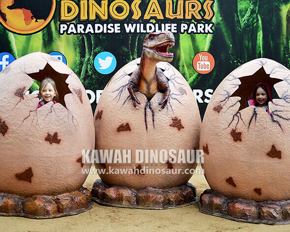 Dostosowana grupa jaj dinozaurów i model małego dinozaura.
