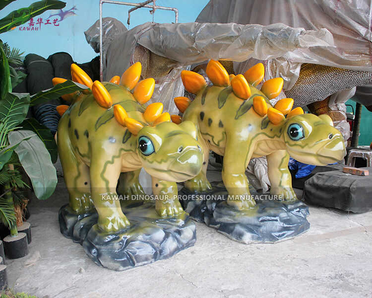 Customzied Cute Green Stegosaurus Fiberglass ຮູບປັ້ນໄດໂນເສົາສໍາລັບການຂາຍ FP-2415