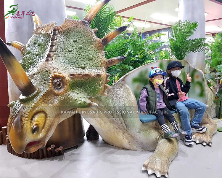 Koristeellinen dinosauruspatsas Lasikuitu dinosaurustuolipuiston varusteet lapsille FP-2414