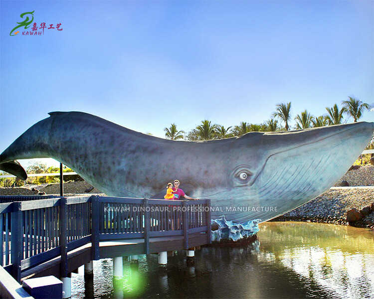 Óriási animatronikus kék bálna-szobor eladó az AM-1602-es vízipark bemutatóján