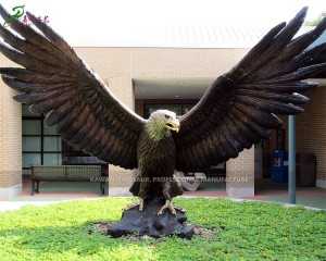 Life Size Fiberglass Animal Statue Eagle Sculptures Garden Decoration Equipment