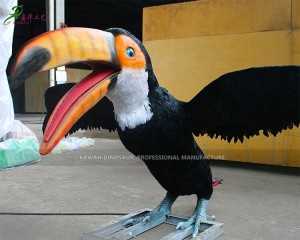 Okras v živalskem vrtu, realistični kip ptice tukan, animatronska žival AA-1238