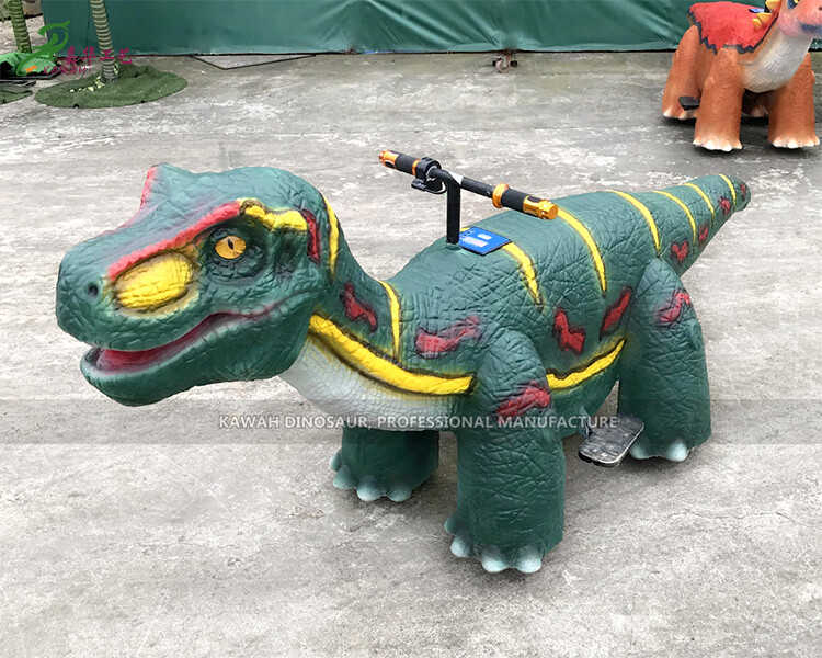 El parque de atracciones monta máquinas de dinosaurios, decoración de fiestas de dinosaurios, paseos de dinosaurios para niños para espectáculos