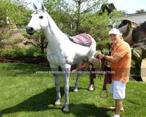 Profesionální výrobní tým Venkovní zvířecí socha koně ze skleněného vlákna FP-2420