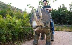 Dinosaur Carnival Amusement Park Rides Animatronic Dinosaur Ride Triceratops ສໍາລັບເດັກນ້ອຍ ADR-702