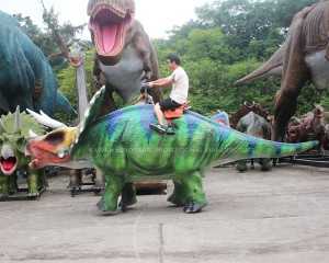 Jurassic World Walking Dinosaur Ride Triceratops Dinosourus Makers Kindervermaaktoerusting vir vertoon WDR-793