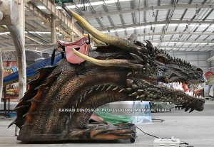 Реалистичная аниматронная статуя гигантской головы дракона на заводе AD-2322