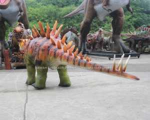 Le Dino de parc d'attractions d'enfants monte le tour animatronique de dinosaure de Stegosaurus pour le spectacle WDR-792