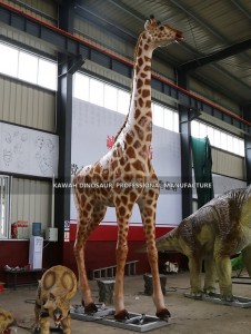 Tehdasale Elämän kokoinen kirahvipatsas Realistinen animatronic eläin AA-1227