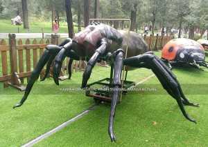 Velika skulptura crnog pauka na otvorenom AI-1463