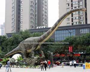 Dinozauru parks ar garu kaklu Dinozauru Mamenchisaurus Reālistiskā dinozaura statuja AD-044