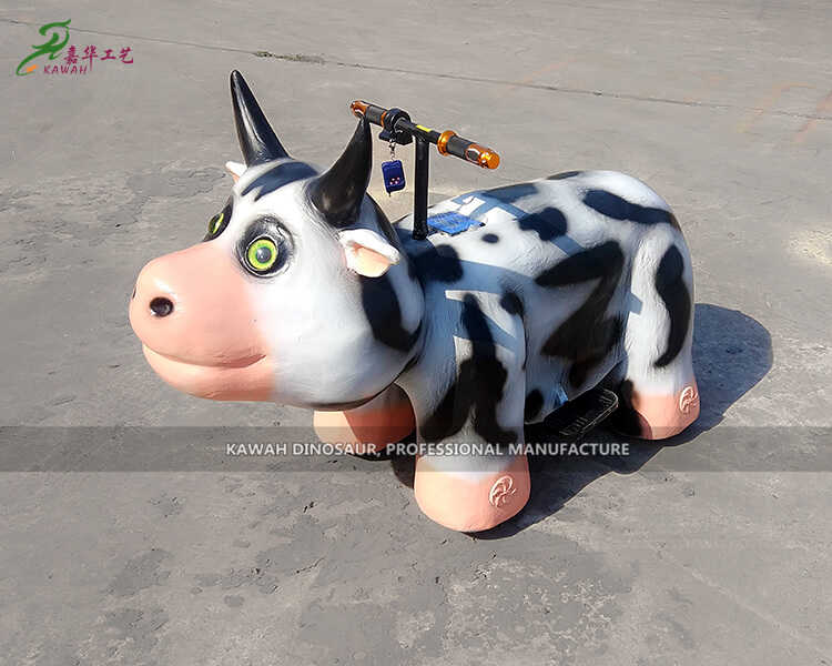 Милая молочная корова на электромобиле ездит на заводе по продаже автомобилей для животных ER-838