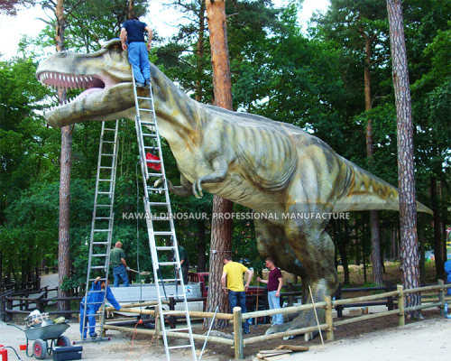 Installation du T-Rex de 18 mètres