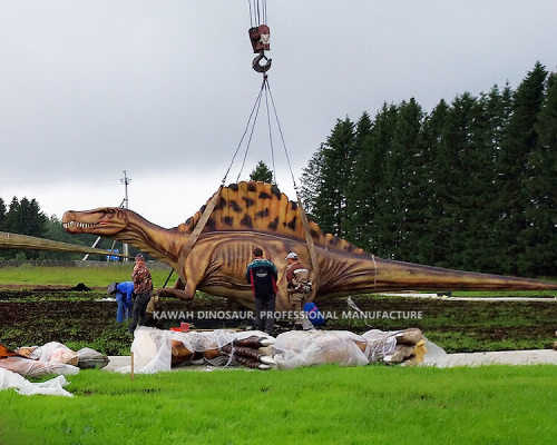 Instalado de Spinosaurus de 10 metroj