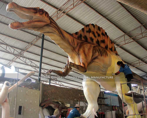 15 metr Spinosaurus modeliniň önümçiligi