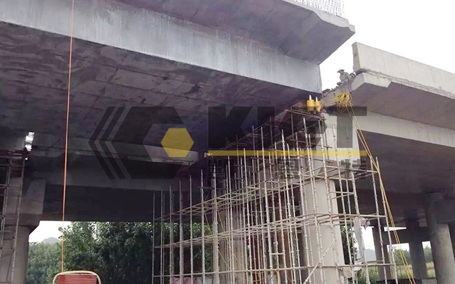 Ang upat ka punto nga variable frequency synchronous lifting system gigamit alang sa 2000T box girder drop beam sa Kunming Puxuan Expressway