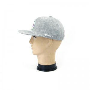 Szara czapka baseballowa typu snapback z tkaną etykietą