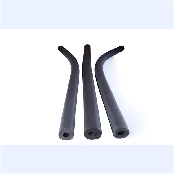 El tub d'aïllament Kingflex és un tub d'escuma elastomèrica flexible i negre Imatge destacada