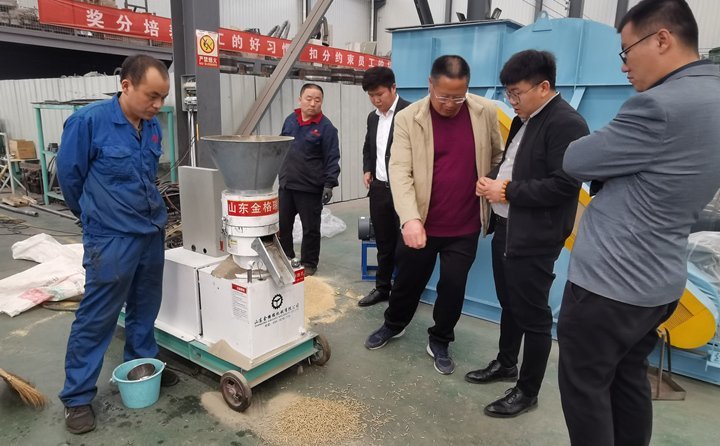 לקוחות Weihai צופים במכונת הניסוי של מכונת גלולות קש ומבצעים הזמנה במקום