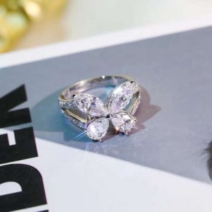 Klasični dijamantni prsten s leptirom