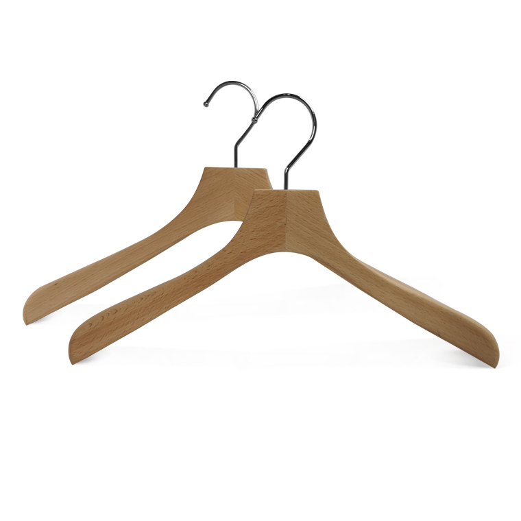 Роскошная деревянная вешалка для одежды для фирменной одежды.