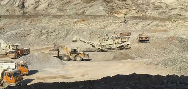 A estrada para a mina de Las Banbas é bloqueada por moradores novamente