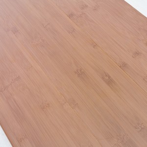 Глянцева бамбукова підлога з плямами