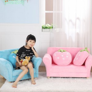 Детски диван с розова възглавница с ягоди