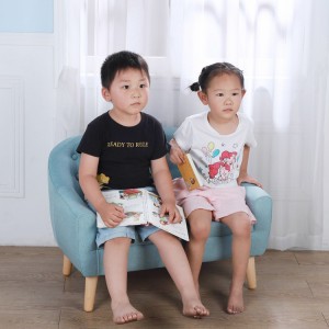 Linen pengaman terlaris terlihat di sofa anak-anak kulit imitasi untuk ruang tamu