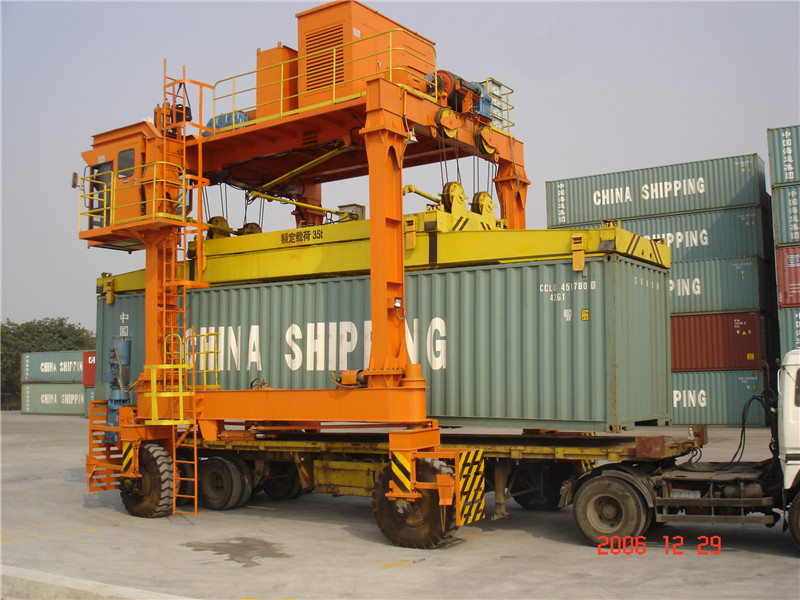 Container-Straddle-Carrier-Crane