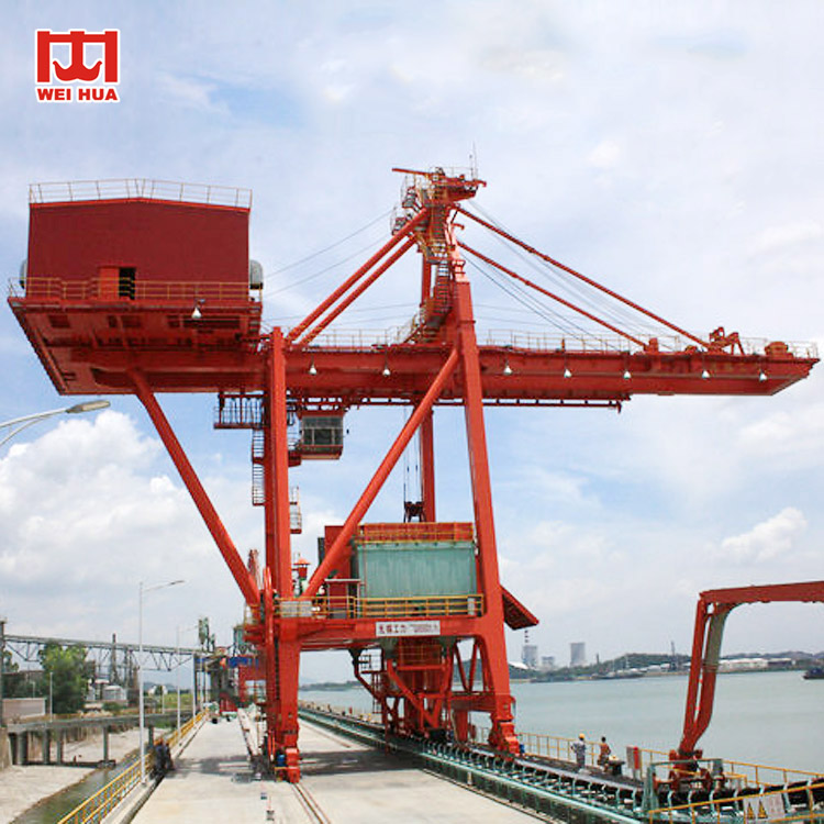 Macara pentru containere de la navă la țărm este o macara de manipulare a containerelor instalată la docul mare pentru încărcarea și descărcarea containerelor de pe navă către camioanele container.Macara pentru containere de la doc este compusă dintr-un cadru de susținere care se poate deplasa pe o cale ferată.În loc de cârlig, macaralele sunt echipate cu un distribuitor specializat care poate fi blocat pe container.