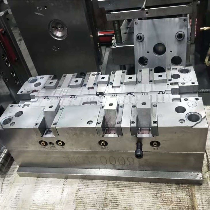 Injected plastic mold