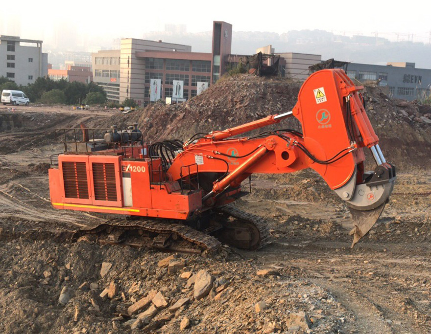 Hitachi 1200 excavator equipped with kaiyuanzhichuang diamond arm