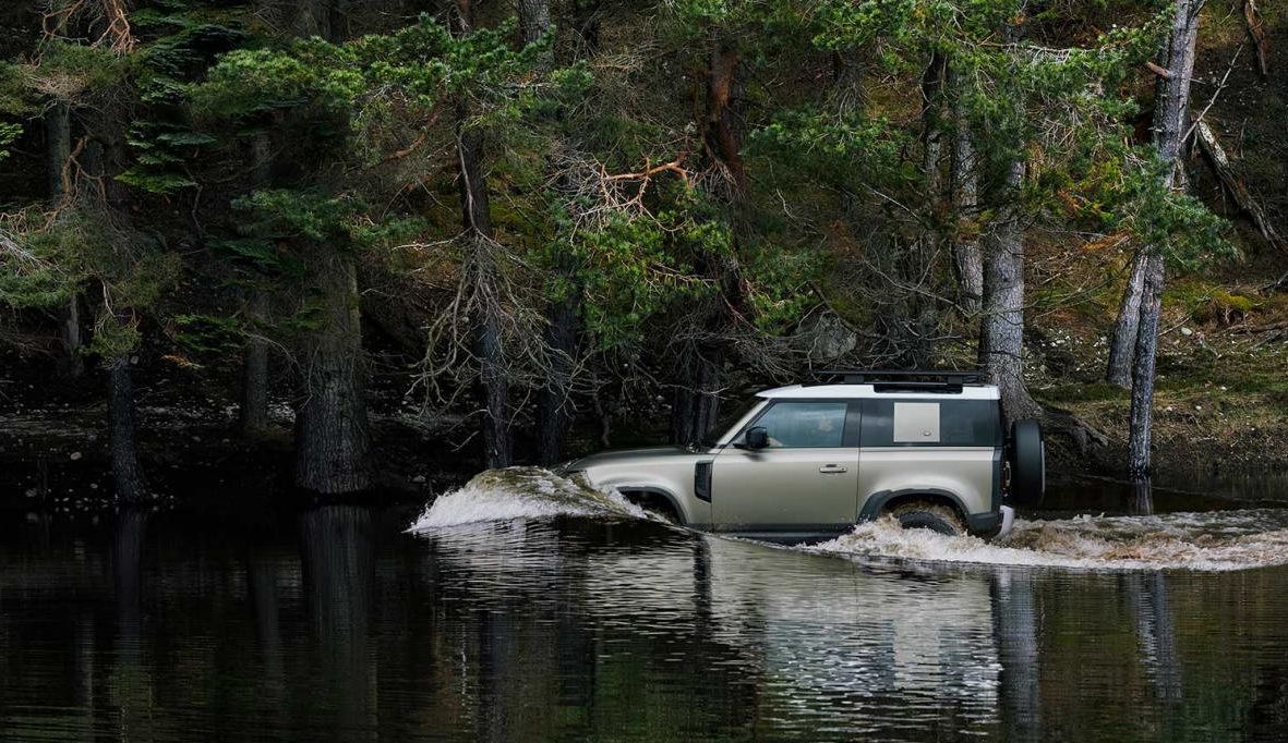 تستنسخ سيارة Land Rover Defender 90 التي يبلغ عمرها 23.5 عامًا سحرها على الطرق الوعرة