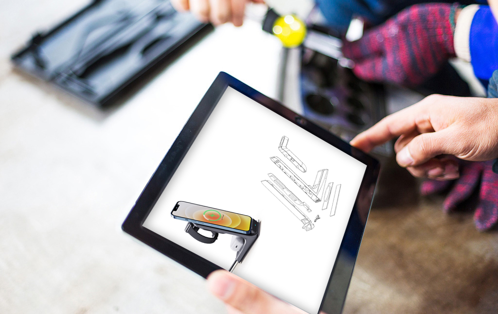 techniker hält tablet mit mechanischer zeichnung