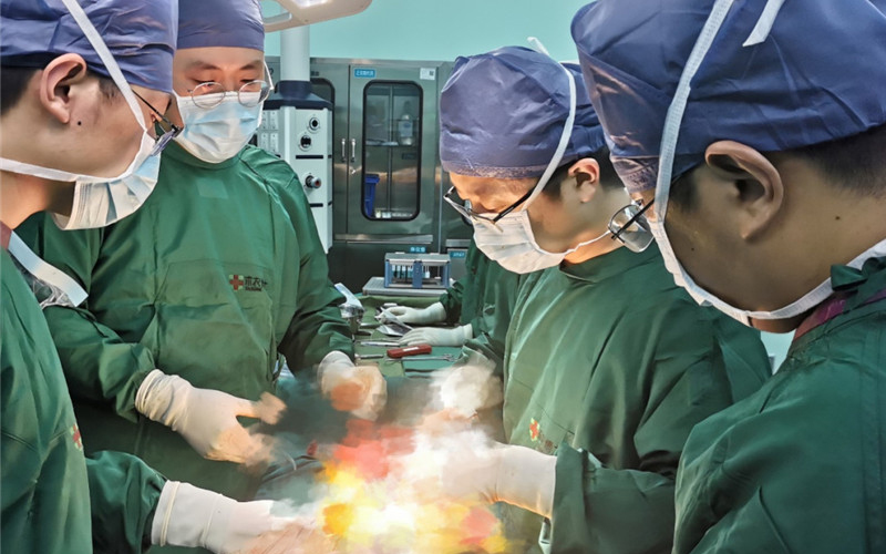 Медицинско-индустриска интеграција, обезбедување приспособени решенија за третман - Прилагодена замена на протеза на тумор на фемурот“ во болницата поврзана со Јантаи во Медицинскиот колеџ Бинжу