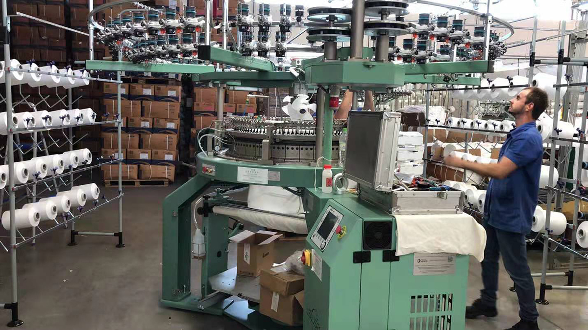 ¿Cómo las máquinas de tejer pueden lograr un bajo costo y una alta productividad?