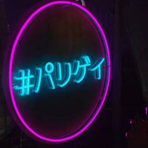 Nahiangay nga logo nga neon sign Kore3